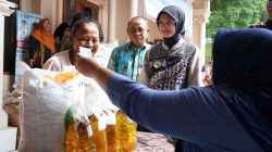 Vinanda Prameswati Salurkan Bantuan Pangan, Tegaskan Warga Tak Boleh Kekurangan Beras dan Minyak Goreng