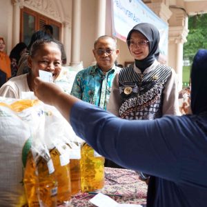 Vinanda Prameswati Salurkan Bantuan Pangan, Tegaskan Warga Tak Boleh Kekurangan Beras dan Minyak Goreng