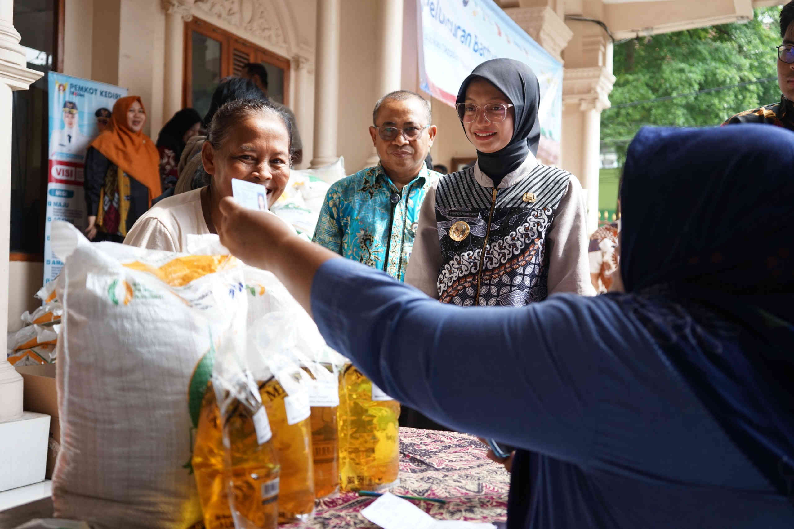 Vinanda Prameswati Salurkan Bantuan Pangan, Tegaskan Warga Tak Boleh Kekurangan Beras dan Minyak Goreng