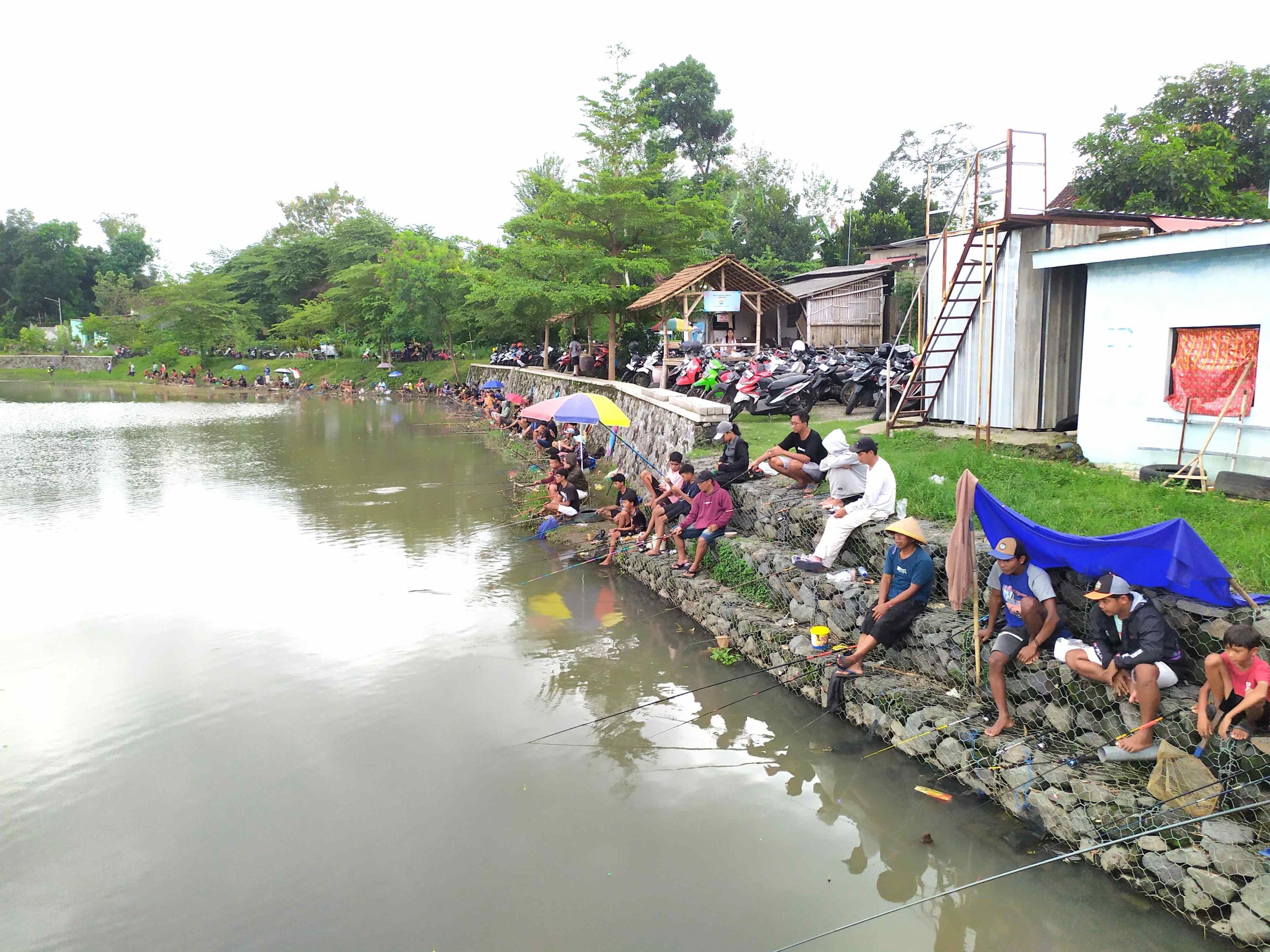 Ikan Monster Jadi Buruan, Wisata Pemancingan Embung Jatimalang Kota Blitar Picu Adrenalin