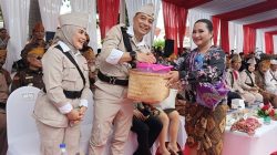 Bagikan Makanan Berbungkus Daun Pisang, Tim Dapur Umum Mbok Dar Martir Semarakkan Parade Surabaya Juang