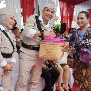 Bagikan Makanan Berbungkus Daun Pisang, Tim Dapur Umum Mbok Dar Martir Semarakkan Parade Surabaya Juang