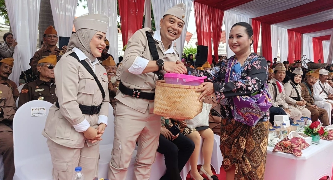 Bagikan Makanan Berbungkus Daun Pisang, Tim Dapur Umum Mbok Dar Martir Semarakkan Parade Surabaya Juang