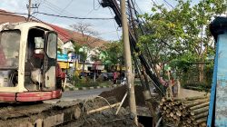 Tiang Listrik dan Telepon Rawan Ambruk