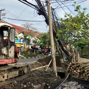 Tiang Listrik dan Telepon Rawan Ambruk