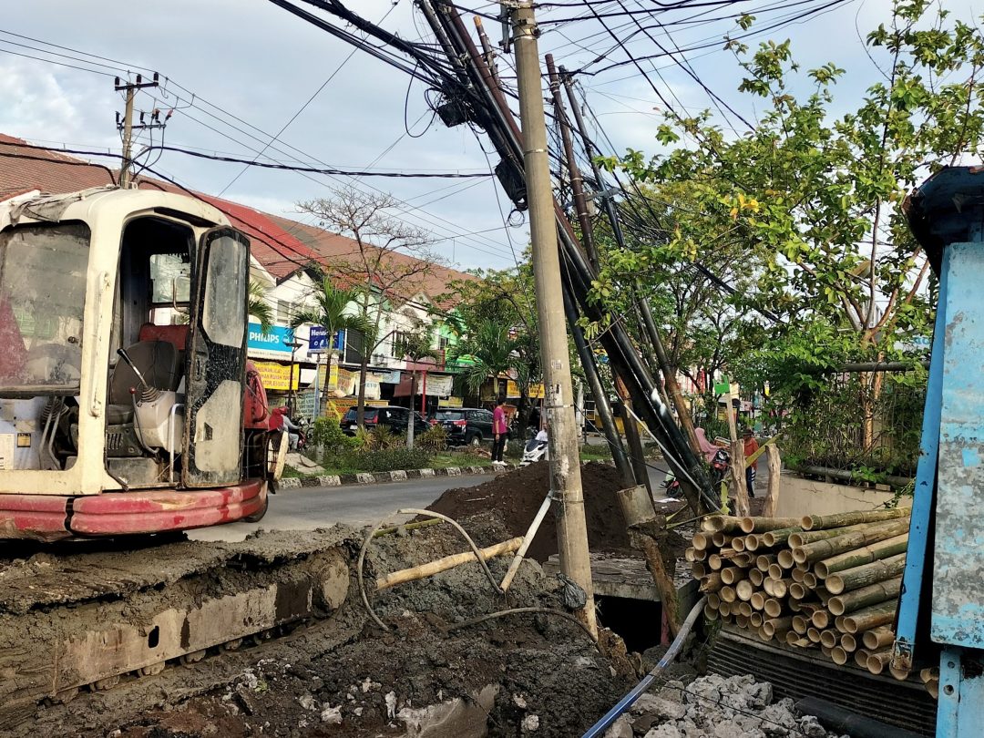 Tiang Listrik dan Telepon Rawan Ambruk Tiang Listrik dan Telepon Rawan Ambruk