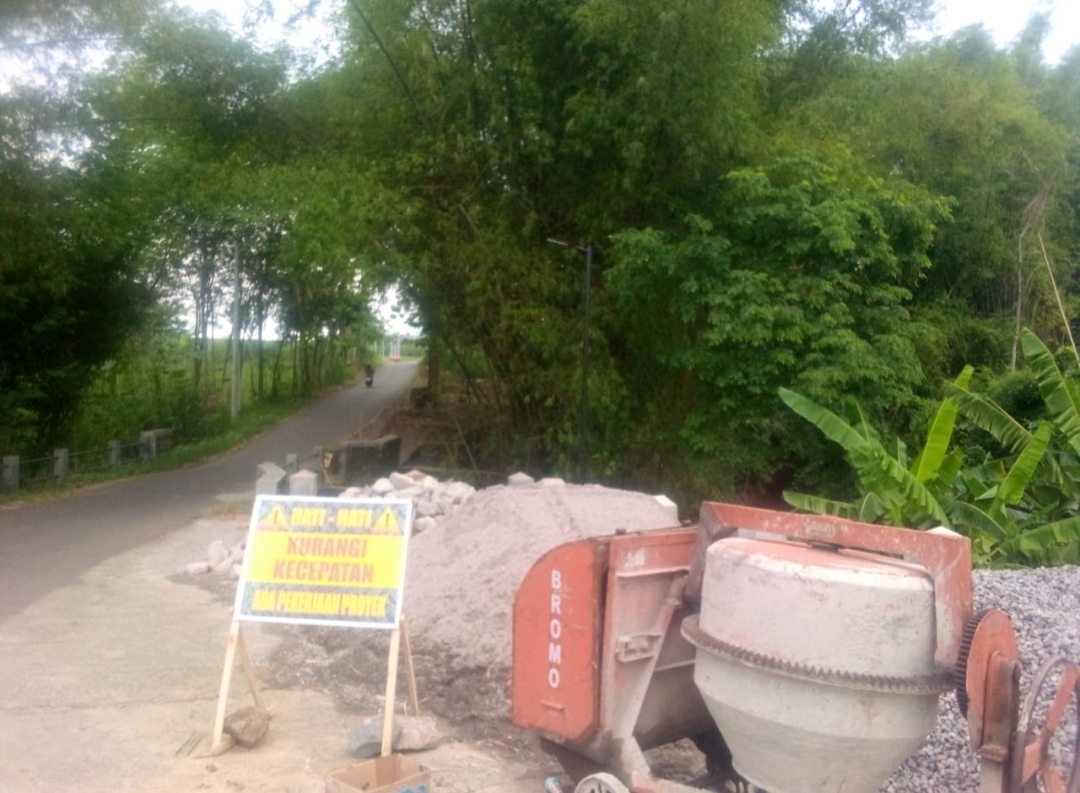 Perlancar Mobilitas Masyarakat Dinas PUPR Magetan Lakukan Peningkatan Jembatan Carikan – Soco