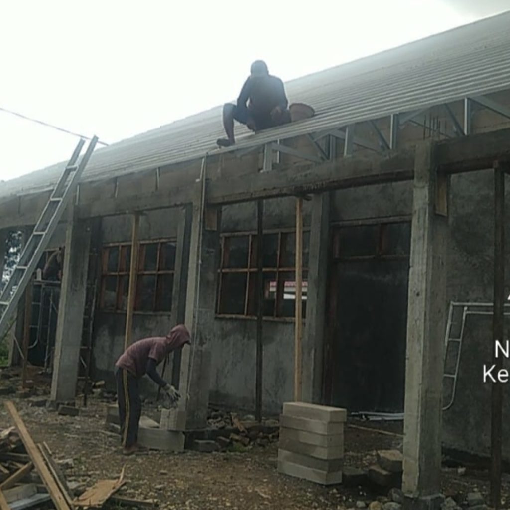 Pekerjaan 2,2 Milyar, Pekerja Revitalisasi Pembangunan Gedung SMPN 1 Gumukmas Tak Gunakan K3