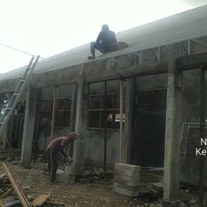 Pekerjaan 2,2 Milyar, Pekerja Revitalisasi Pembangunan Gedung SMPN 1 Gumukmas Tak Gunakan K3