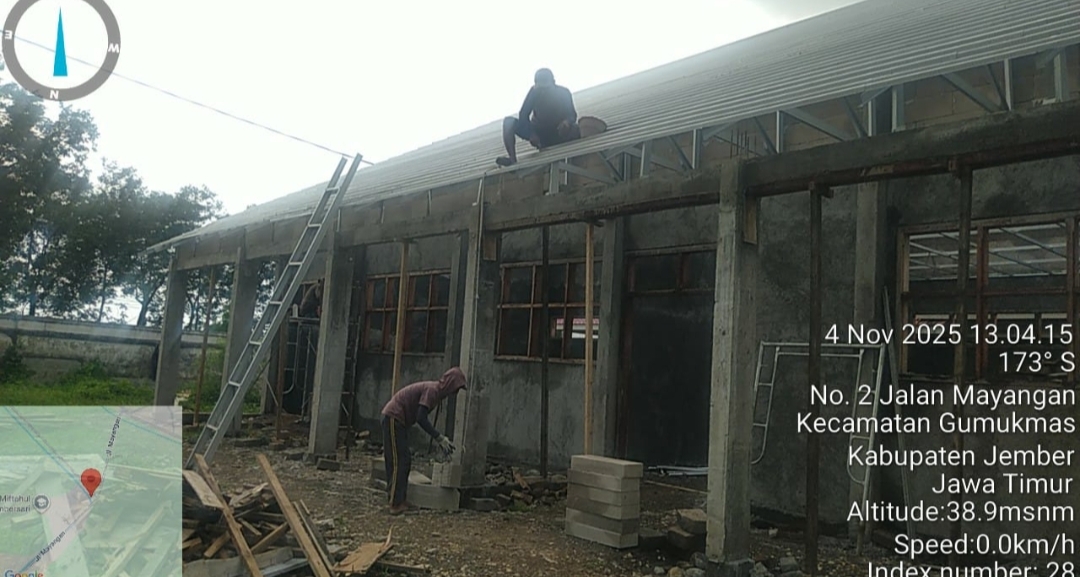 Pekerjaan 2,2 Milyar, Pekerja Revitalisasi Pembangunan Gedung SMPN 1 Gumukmas Tak Gunakan K3