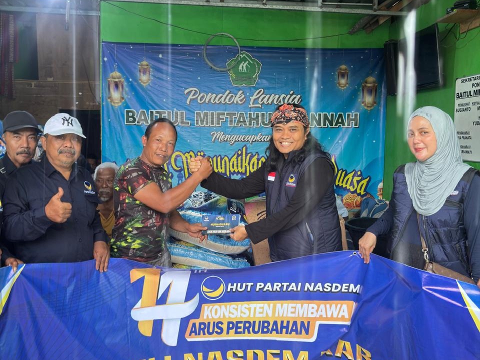 HUT Ke-14, DPD NasDem Blitar Baksos di Ponpes Lansia bersama Nurhadi