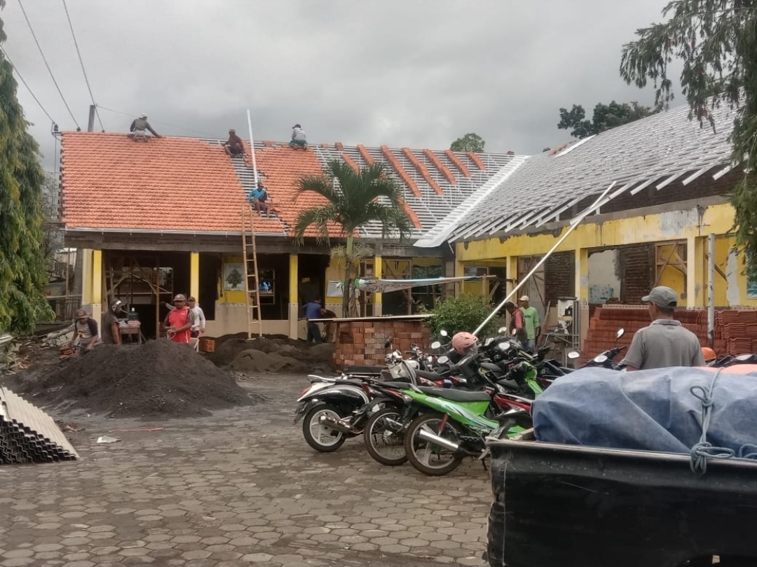 Tak Mau Jelaskan Soal RAB , Pembagunan Sekolah SDN Tugusari 05 Di Sorot Warga