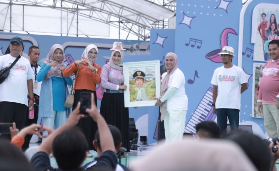 Ning Ghyta Bersama Ratusan Pelajar Gaungkan “Jember Zero Bullying” di Karnaval SCTV 2025