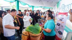 Gubernur Jatim Gelar Pasar Murah di Benowo, Emak-enak Lakukan Aksi Borong Gubernur Jatim Gelar Pasar Murah di Benowo, Emak-enak Lakukan Aksi Borong