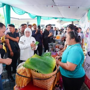 Gubernur Jatim Gelar Pasar Murah di Benowo, Emak-emak Lakukan Aksi Borong