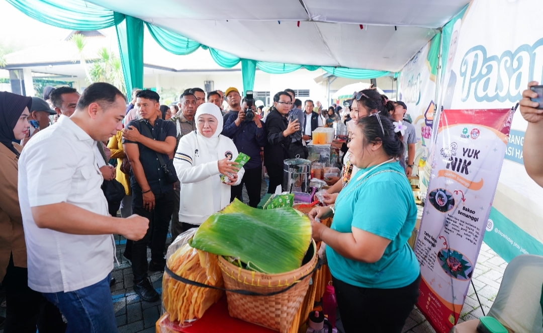 Gubernur Jatim Gelar Pasar Murah di Benowo, Emak-enak Lakukan Aksi Borong