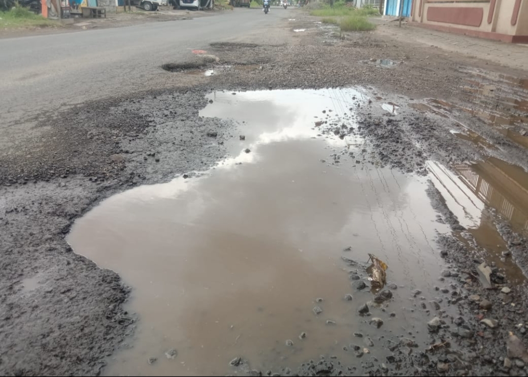 Baru Sebulan Selesai Perbaikan Jalan Provinsi Puger +Rambipuji Telan Biaya Rp.15 Milyar Kembali Berlubang