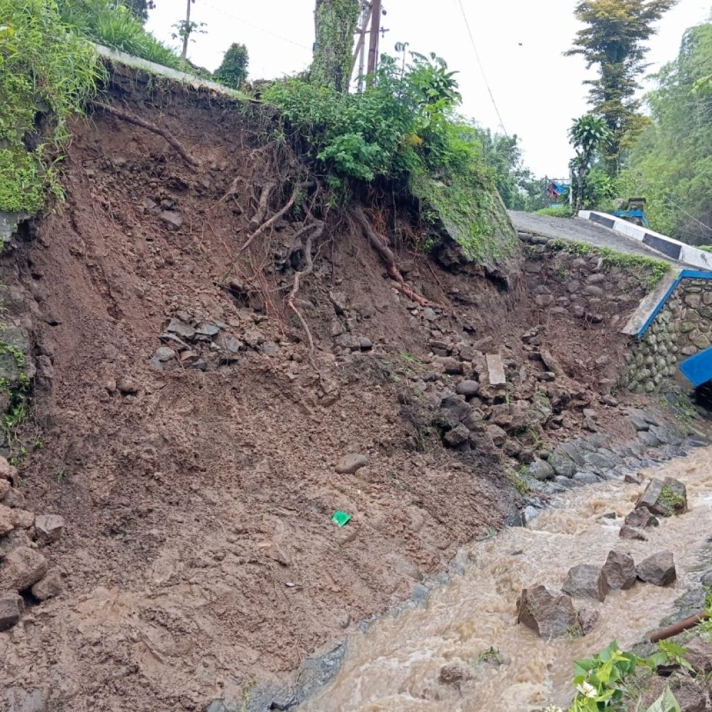 Intensitas Hujan Tinggi Talud Penyangga Jalan Di Sungai Nitikan Ambrol