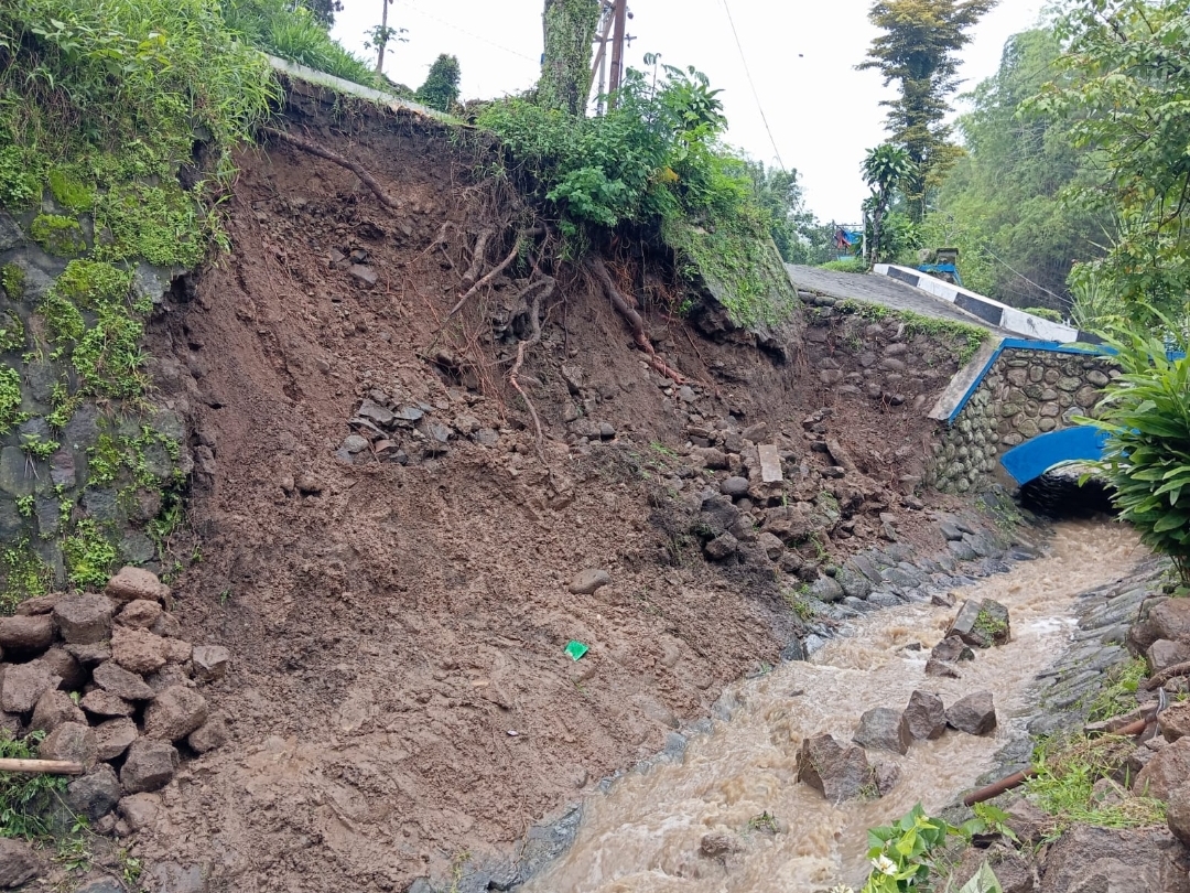 Intensitas Hujan Tinggi Talud Penyangga Jalan Di Sungai Nitikan Ambrol