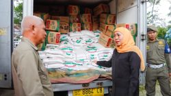 Pemprov Jatim Serahkan Bantuan Kemanusiaan  Untuk Korban Bencana Sumatera