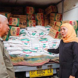 Pemprov Jatim Serahkan Bantuan Kemanusiaan  Untuk Korban Bencana Sumatera
