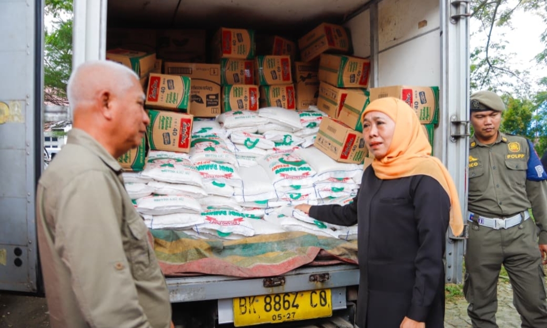 Pemprov Jatim Serahkan Bantuan Kemanusiaan  Untuk Korban Bencana Sumatera