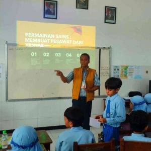 Imam Wihdan Zarkasyi Jadi Guru Sehari di SD Plus Rahmat, Ajak Siswa Belajar Sains Lewat Pesawat Kertas