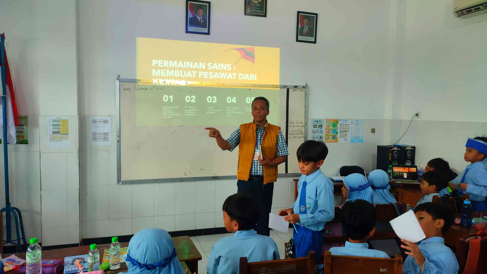 Imam Wihdan Zarkasyi Jadi Guru Sehari di SDIT Rachmad, Ajak Siswa Belajar Sains Lewat Pesawat Kertas