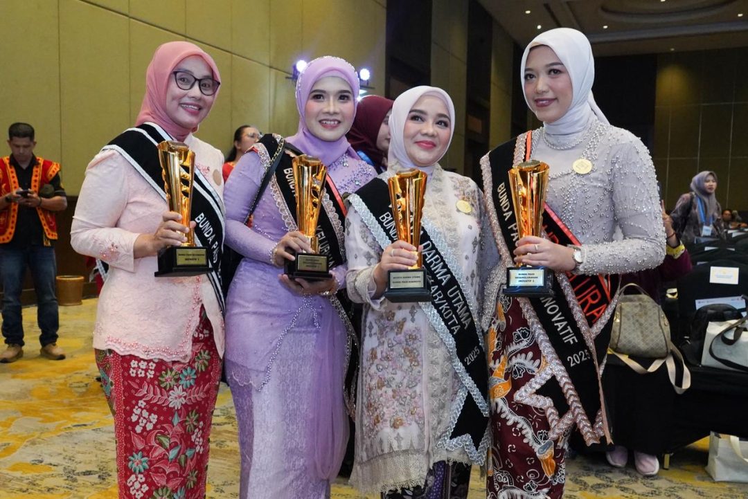 Kampanyekan Wajib Belajar 13 Tahun, Bunda PAUD Surabaya Raih Penghargaan Kemendikdasmen