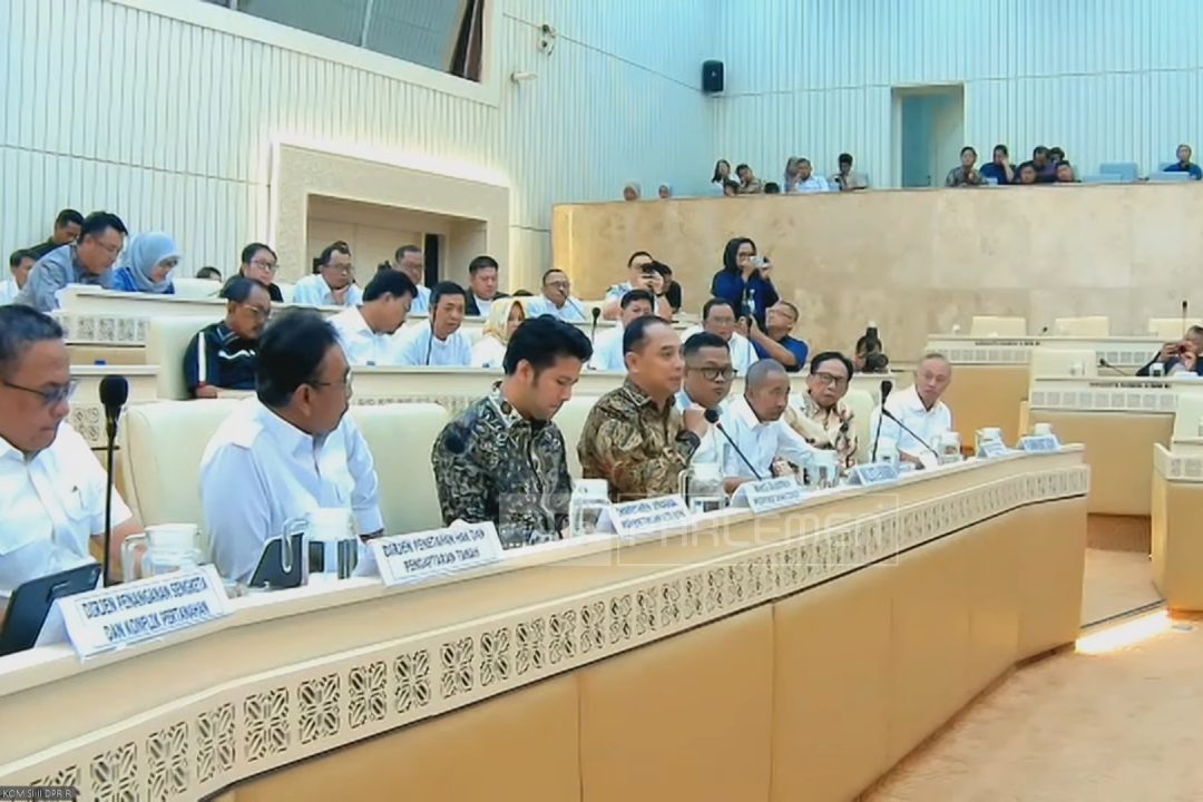 Wali Kota Surabaya Pimpin Perjuangan Warga Eigendom di RDP Komisi II DPR RI