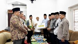 Bupati Subandi Serahkan Langsung Donasi dari ASN ke Pesantren Al-Khoziny