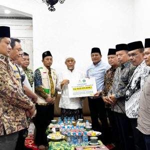 Bupati Subandi Serahkan Langsung Donasi dari ASN ke Pesantren Al-Khoziny
