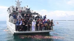 Peringati Hari Pahlawan, Banyuwangi Gelar Upacara Tabur Bunga di Selat Bali