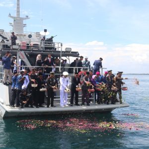 Peringati Hari Pahlawan, Banyuwangi Gelar Upacara Tabur Bunga di Selat Bali