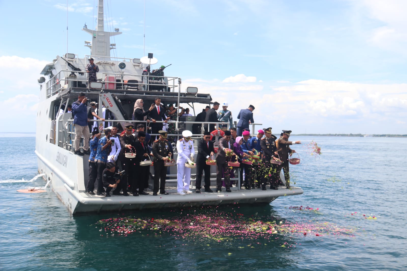 Peringati Hari Pahlawan, Banyuwangi Gelar Upacara Tabur Bunga di Selat Bali