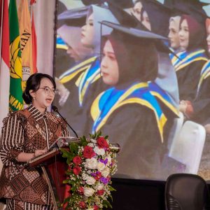 Wisuda Stikes Pamenang, Mbak Cicha Dorong Lulusan Tingkatkan Derajat Kesehatan Masyarakat