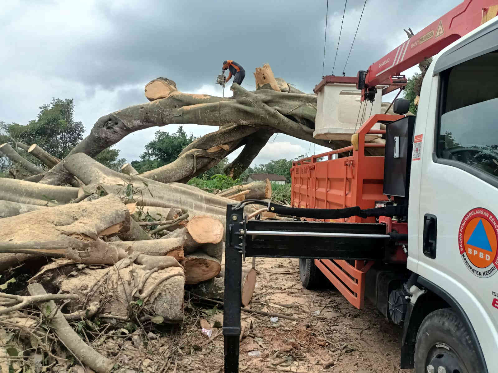 Mas Dhito Perintahkan BPBD dan Desa Siaga 24 Jam Antisipasi Banjir dan Longsor di Kediri
