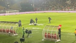Hujan Deras Genangi Stadion Manahan, Laga Persija vs Persik Ditunda 30 Menit