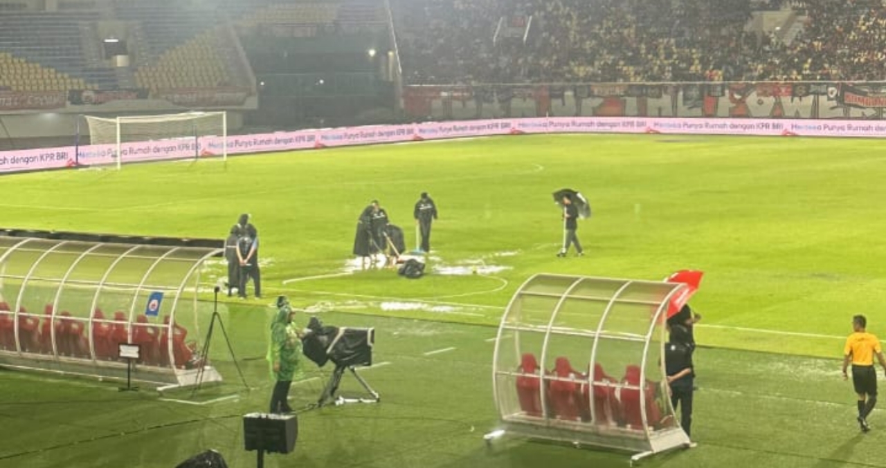 Hujan Deras Genangi Stadion Manahan, Laga Persija vs Persik Ditunda 30 Menit
