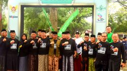 Gus Qowim Ajak Santri Wujudkan Kota Kediri MAPAN Lewat Jalan Sehat Sarungan