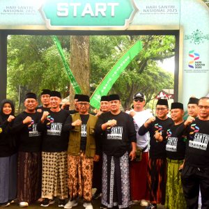 Gus Qowim Ajak Santri Wujudkan Kota Kediri MAPAN Lewat Jalan Sehat Sarungan