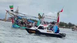 Satpol Airud Polresta Banyuwangi Amankan Gebyar Petik Laut 2025 di Selat Bali