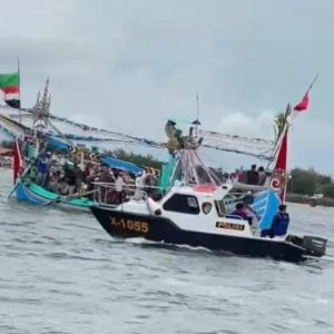 Satpol Airud Polresta Banyuwangi Amankan Gebyar Petik Laut 2025 di Selat Bali