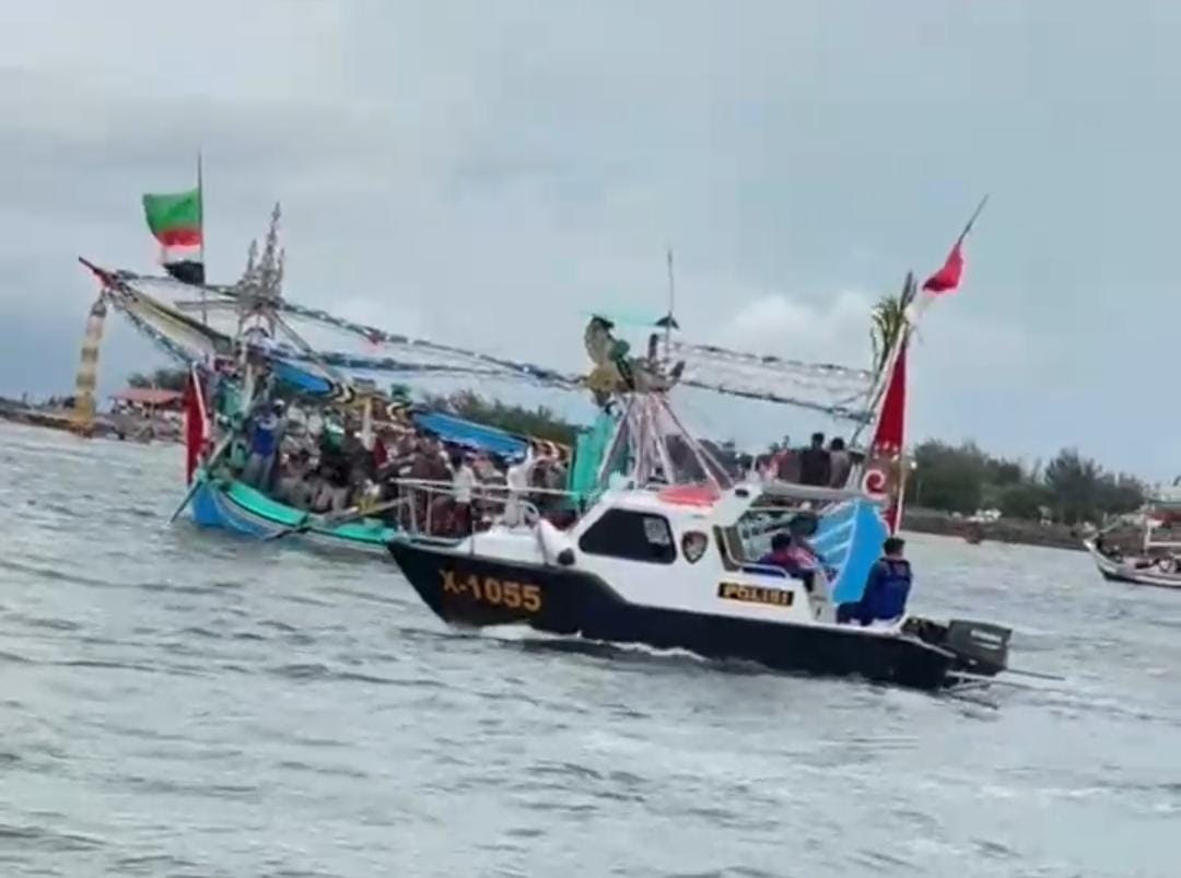 Satpol Airud Polresta Banyuwangi Amankan Gebyar Petik Laut 2025 di Selat Bali