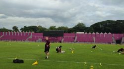 Dejan Antonic: “Kenapa Lapangan Jelek Seperti Ini?” di Stadion Brawijaya