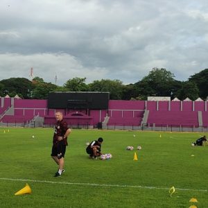 Dejan Antonic: “Kenapa Lapangan Jelek Seperti Ini?” di Stadion Brawijaya