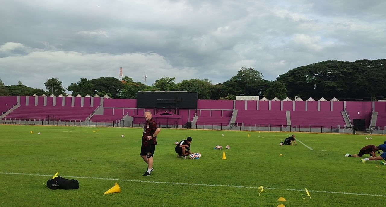 Dejan Antonic: “Kenapa Lapangan Jelek Seperti Ini?” di Stadion Brawijaya