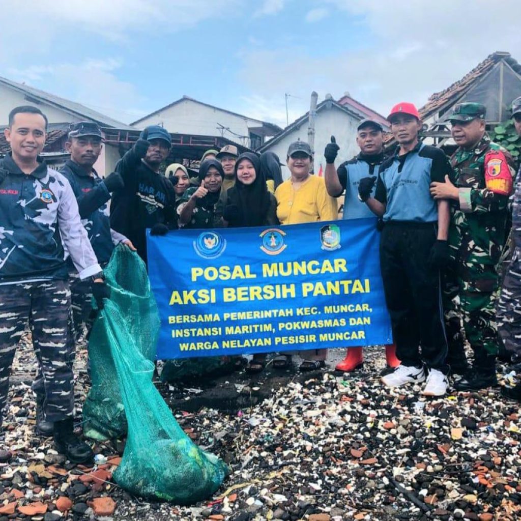PosAL dan Organisasi Lingkunan di Banyuwangi Adakan Big Clean Up Pantai Sampangan