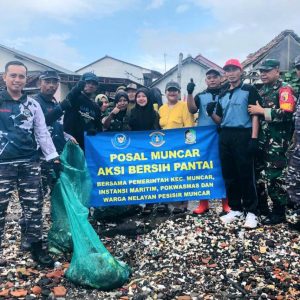 PosAL dan Organisasi Lingkunan di Banyuwangi Adakan Big Clean Up Pantai Sampangan