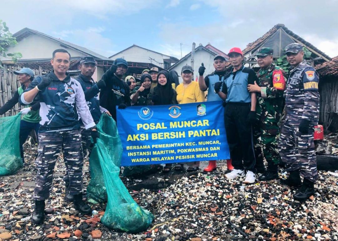 PosAL dan Organisasi Lingkunan di Banyuwangi Adakan Big Clean Up Pantai Sampangan